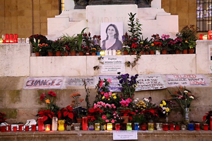 Le mémorial installé par les défenseurs de la mémoire de la journaliste&nbsp;Daphne Caruana Galizia juste en face du palais de justice de La Valette (Malte), en octobre 2017. (DOMENIC AQUILINA / MAXPPP)