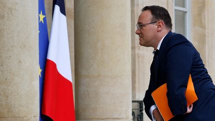 Le ministre des Solidarités Damien Abad arrive au palais présidentiel de l'Elysée, à Paris, le 23 mai 2022. (LUDOVIC MARIN / AFP)