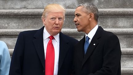 Le président sortant Barack Obama et son successeur Donald Trump, lors de la cérémonie d'investiture, le 20 janvier 2017, à Washington. (ROBYN BECK / AFP)