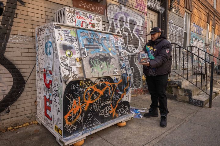 Danny Cortes montre sa miniature d’une glacière dans le quartier de Brooklyn à New York le 19 décembre 2022. (YUKI IWAMURA / AFP)