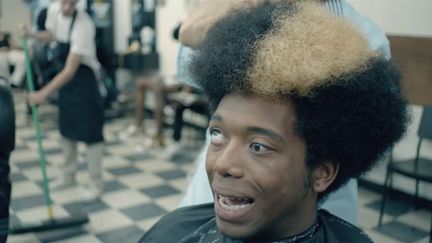 Un client du salon de coiffure siphonné de Duck Sauce dans "It's You"
 (Saisie écran)