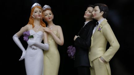 Des figurines de couples de m&ecirc;me sexe expos&eacute;es lors du salon du mariage gay, &agrave; Paris, le 27 avril 2013. (FRANCOIS GUILLOT / AFP)