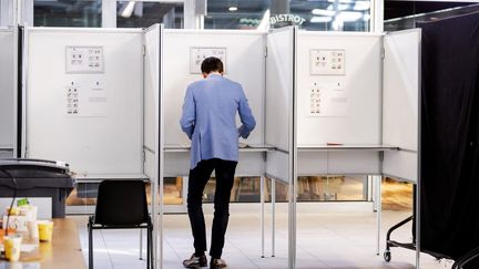 L'eurodéputé Bas Eickhout du parti vert néerlandais GroenLinks prépare son bulletin de vote pour les élections européennes dans un isoloir d'un bureau de vote à Utrecht, le 23 mai 2019. (ROBIN VAN LONKHUIJSEN / ANP)