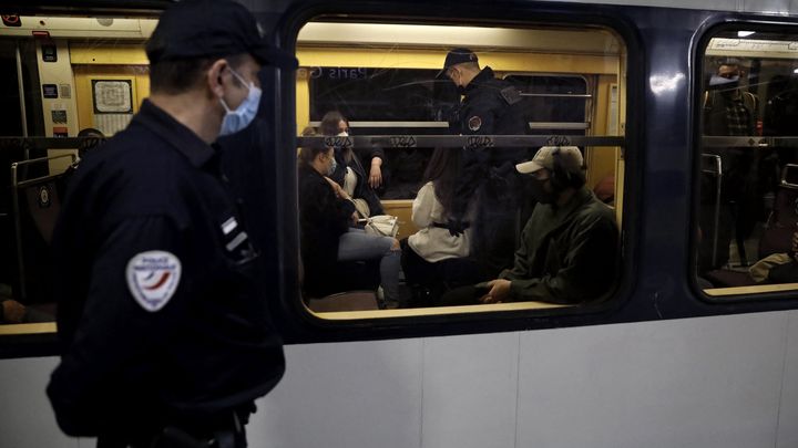 Des policiers français patrouillent à la gare du Nord, à Paris, le 15 mai 2020. (THOMAS COEX / AFP)