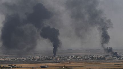 De la fumée s'échappe de la ville de Ras Al-Ain (Syrie), le 11 octobre 2019. (OZAN KOSE / AFP)