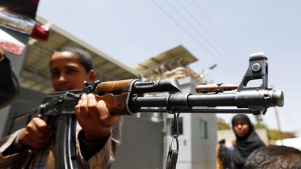 &nbsp; (Garçon du Yemen portant une arme à Sana'a © Maxppp)