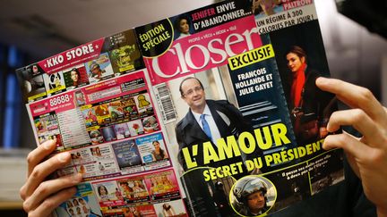 La révélation du magazine Closer sur la relation entre François Hollande, président de la République et Julie Gayet, actrice. Le 10 janvier 2014. (THOMAS COEX / AFP)