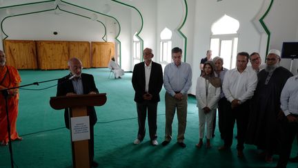 François Fillon en visite à la mosquée Noor-al-Islam de Saint-Denis (La Réunion), lundi 13 février 2016. (Jean-Marie Porcher/franceinfo)