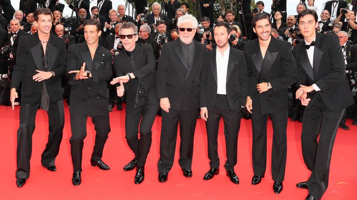 Le réalisateur Pedro Almodóvar (au centre) entourée des acteurs George Steane, José Condessa, Anthony Vaccarello, Ethan Hawke, Jason Fernández et Manuel Rios le 17 mai. (JB LACROIX / FULL PICTURE AGENCY)