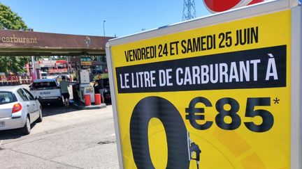 Une station-service à Valence (Drôme), le 24 juin 2022. (NICOLAS GUYONNET / HANS LUCAS / AFP)