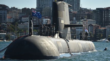 Un sous-marin de la marine australienne, dans le port de Sydney, le 2 novembre 2016. (PETER PARKS / AFP)