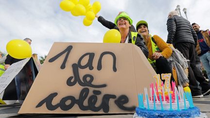 Des "gilets jaunes" fêtent le premier anniversaire du mouvement à Nice. (ERIC GAILLARD / REUTERS)