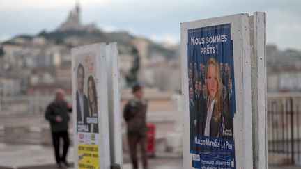 Des affiches électorales à Marseille (Bouches-du-Rhône) le 7 décembre 2015 lors du premier tour des élections régionales. (BORIS HORVAT / AFP)