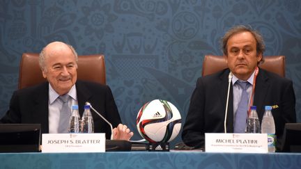 Sepp Blatter et Michel Platini lors du tirage pour la Coupe du monde de football de 2018 &agrave; Saint-P&eacute;tersbourg (Russie), le 25 juillet 2015. (MARCUS BRANDT / DPA / AFP)