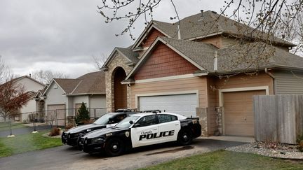 Des voitures de police stationnent devant le domicile de l'ancienne policière Kim Potter, à Champlin, aux Etats-Unis, le 14 avril 2021.&nbsp; (KEREM YUCEL / AFP)