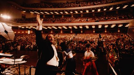 Luciano&nbsp;Pavarotti en concert à l'Assemblée du Peuple de Pékin, en Chine, en 1986. (VITTORIANO RASTELLI / CORBIS HISTORICAL)