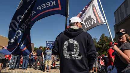 Un homme arborant un sweat-shirt QAnon lors d'un meeting pro-Trump, le 3 octobre 2020 à New York (Etats-Unis) (STEPHANIE KEITH / GETTY IMAGES NORTH AMERICA)