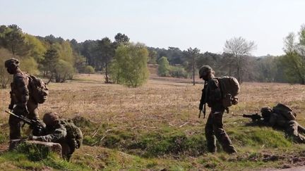 Les personnes séropositives étaient exclues des forces armées par la loi, qui sera bientôt modifiée par un décret. Les médecins estiment que rien ne les empêche de s'engager. (FRANCEINFO)