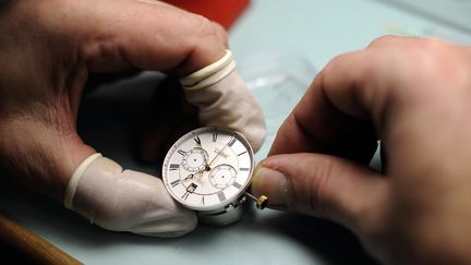 Un employ&eacute; du fabricant de montres de luxe Leroy travaille &agrave; la fabrication de montres, le 20 d&eacute;cembre 2010 dans l'usine de Besan&ccedil;on. (JEFF PACHOUD / AFP)