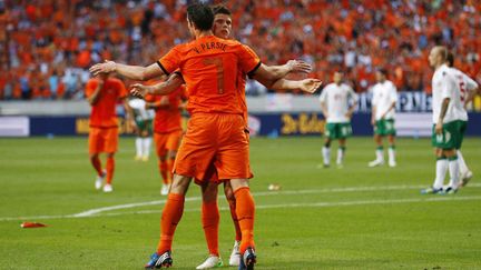 Les attaquants "Oranje" Robin van Persie (de dos) et Klaas-Jan Huntelaar 