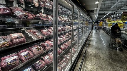 Un rayon viande dans un supermarché Carrefour au Brésil, le 25 novembre 2024. (NELSON ALMEIDA / AFP)