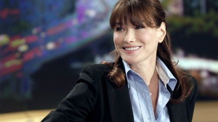 Carla Bruni-Sarkozy au 13h de TF1, le 16 mai 2011, à Boulogne-Billancourt. (AFP/POOL/THIBAULT CAMUS)