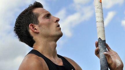 Renaud Lavillenie. (THIERRY ZOCCOLAN / AFP)