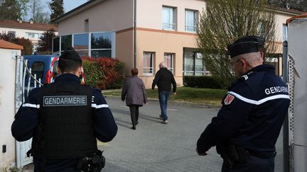 Des gendarmes en poste devant l'entrée de l'Ehpad "La Chêneraie", le 1er avril 2019 à Lherm (Haute-Garonne).&nbsp; (ERIC CABANIS / AFP)