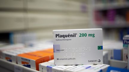 Une boîte de Plaquénil, un médicament contre le paludisme à base d'hydroxychloroquine, photographié dans une pharmacie de Toulouse le 7 avril 2020. (ALAIN PITTON / AFP)