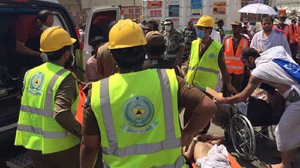 Une photo de la bousculade meurtri&egrave;re &agrave; Mina, pr&egrave;s de La Mecque (Arabie saoudite) diffus&eacute;e par la d&eacute;fense civile saoudienne le 24 septembre 2015. (SAUDI CIVIL DEFENCE DIRECTORATE / AFP)