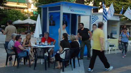 Cinq jours avant le scrutin du 17 juin, l'apr&egrave;s-&eacute;lection est au coeur des discussions, au kiosque de la Nouvelle d&eacute;mocratie dans la banlieue d'Ath&egrave;nes. (JULIE RASPLUS / FTVI)