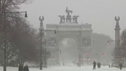 Le nord-est des États-Unis a été frappé par une tempête de neige d’une rare intensité.&nbsp;Une femme a succombé au froid.&nbsp;L’état d’urgence est décrété notamment à New York où les habitants sont priés de rester chez eux. (FRANCE 2)