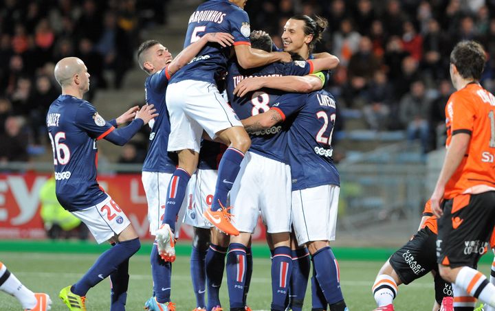 Les joueurs du PSG se congratulent apr&egrave;s le but marqu&eacute; &agrave; Lorient, le 21 mars 2014.&nbsp; (FRED TANNEAU / AFP)