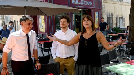 En campagne pour le second tour aux municipales à Marseille (Bouches-du-Rhône), la candidate de gauche Michèle Rubirola est accompagnée du premier secrétaire du PS Olivier Faure (à gauche) et du secrétaire national d'EELV Julien Bayou, le 22 juin 2020. (CHRISTOPHE SIMON / AFP)