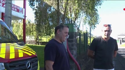 Des pompiers, à La Réunion. (France 2)