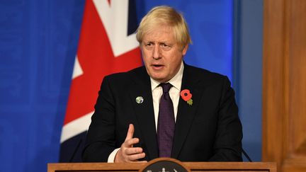 Le Premier ministre britannique, Boris Johnson, donne une conférence de presse depuis sa résidence londonienne de Downing Street, le 14 novembre 2021. (DANIEL LEAL / AFP)