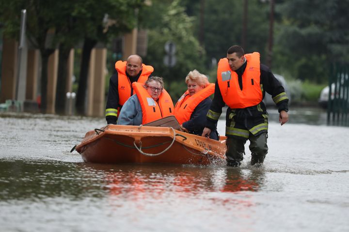 Des pompiers &eacute;vacuent des habitants &agrave; Longjumeau (Essonne) le 2 juin 2016. (KENZO TRIBOUILLARD / AFP)