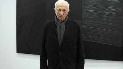 Pierre Soulages posant devant une de ses oeuvres de &quot;l&#039;outrenoir&quot;en 2010
 (MIGUEL MEDINA/AFP)