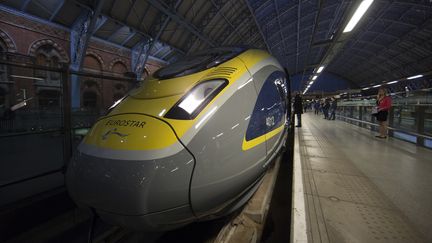 Un train Eurostar en gare de Saint-Pancras, &agrave; Londres (Angleterre), le 13 novembre 2014. (ANDREW COWIE / AFP)