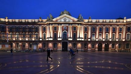 La place désertée du Capitole, à Toulouse (Haute-Garonne), à l'entrée en vigueur du couvre-feu généralisé à 18 heures, le 16 janvier 2021. (GEORGES GOBET / AFP)