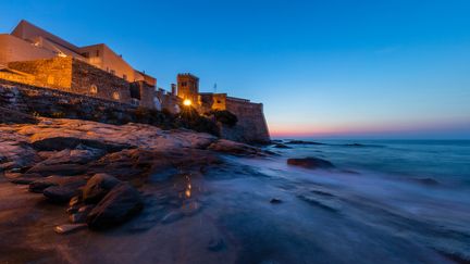 Le village d'Algajola, en Balagne, dans le département de Haute-Corse, où des vents&nbsp;de l'ordre de 110 à 120 km/h&nbsp;sont attendus. (ROBERT PALOMBA / ONLY FRANCE / AFP)