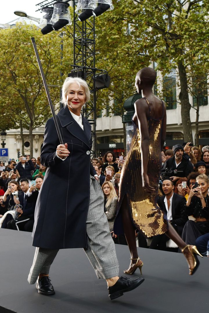 L'actrice Helen Mirren pendant le défilé le 1er octobre 2017
 (MEHDI TAAMALLAH / NURPHOTO)