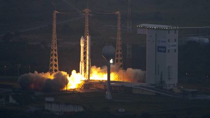 La nouvelle fus&eacute;e europ&eacute;enne Vega d&eacute;colle de la base de Kourou, en Guyane, le 13 f&eacute;vrier 2012.&nbsp; (ESA / REUTERS)