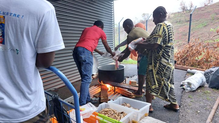 La préparation du repas, pâtes et maquereaux, pour les personnes réfugiées au collège de Majicavo, à Mayotte, le 28 décembre. (AGATHE MAHUET / FRANCE INFO / RADIO FRANCE)