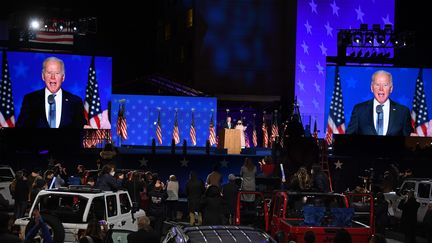 Des supporters de Joe Biden regardant son discours le 3 novembre 2020 à Wilmington (Delaware) (KEVIN DIETSCH / MAXPPP)