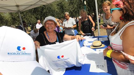 A la boutique des "Amis de Sarkozy", le 25 ao&ucirc;t 2012 &agrave; Nice, les tee-shirts et les casquettes se vendent comme des petits pains. (NICE MATIN / MAXPPP)