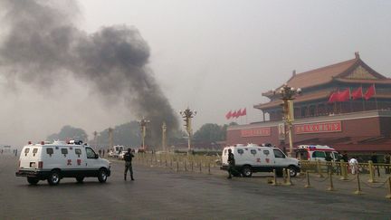 Un panache de fum&eacute;e s'&eacute;l&egrave;ve au dessus de la place&nbsp;Tiananmen &agrave; P&eacute;kin (Chine), lundi 28 octobre 2013. ( AFP )