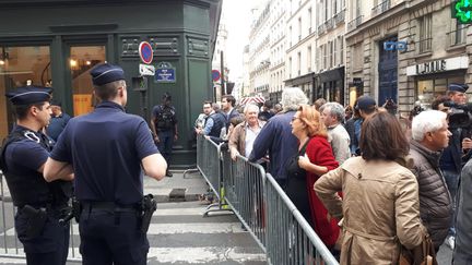 Des dizaines de personnes rassemblées dans la rue de Tournon, à Paris, où habitait Jacques Chirac. (RADIO FRANCE/SANDRINE ETOA ANDEGUE)