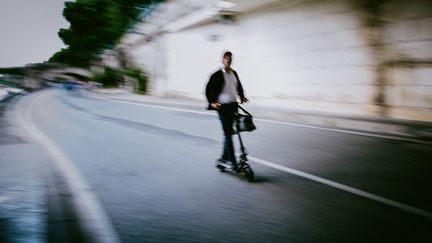 Photo d'illustration d'une trottinette électrique sur les quais de Seine à Paris le 7 juin 2021. (MAXIME LEONARD / HANS LUCAS / AFP)