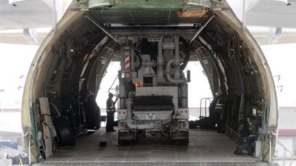 Une pompe us chargée dans un avion à Atlanta (E-U) pour aller assister les travaux à Fukushima, le 8/4/11 (AFP/ERIC S.LESSER)